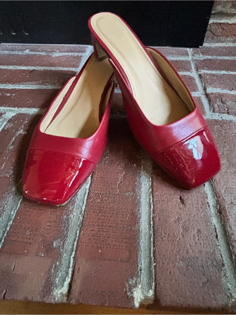 ALOHAS Red Patent Square-Toe Block Heel Mules